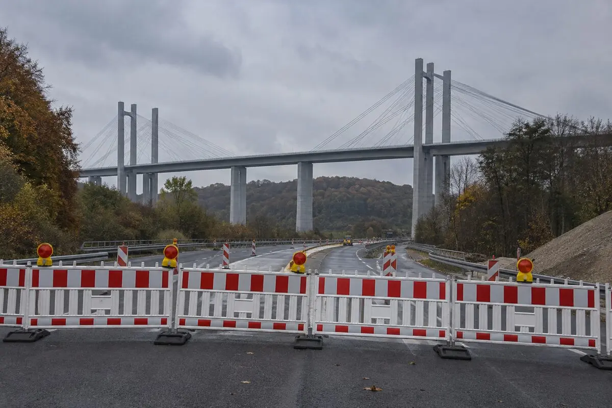 Pusta jezdnia autostrady przy moście i bariery remontowe