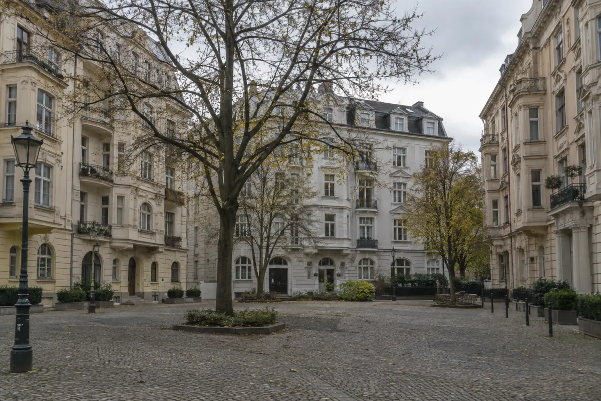 Pusty miejski plac z kamienicami w berlińskim Charlottenburgu