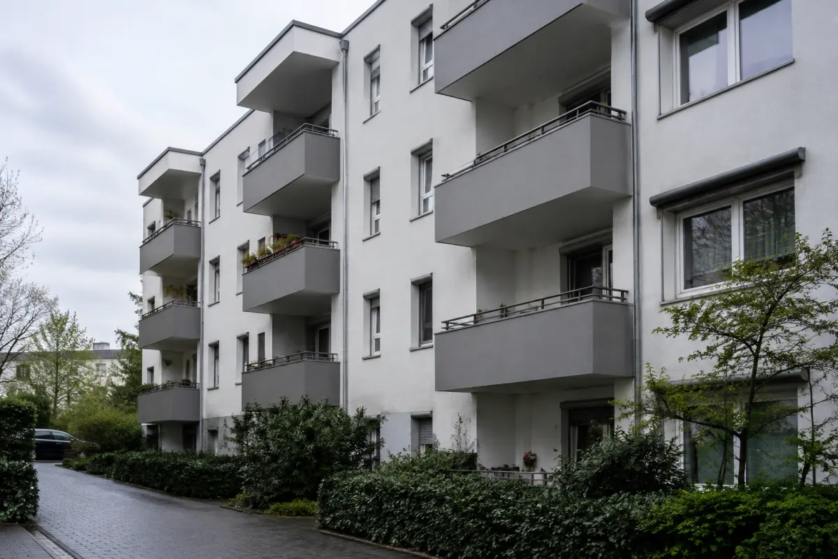 Fasada budynku mieszkalnego w niemieckim mieście, zdjęcie poglądowe
