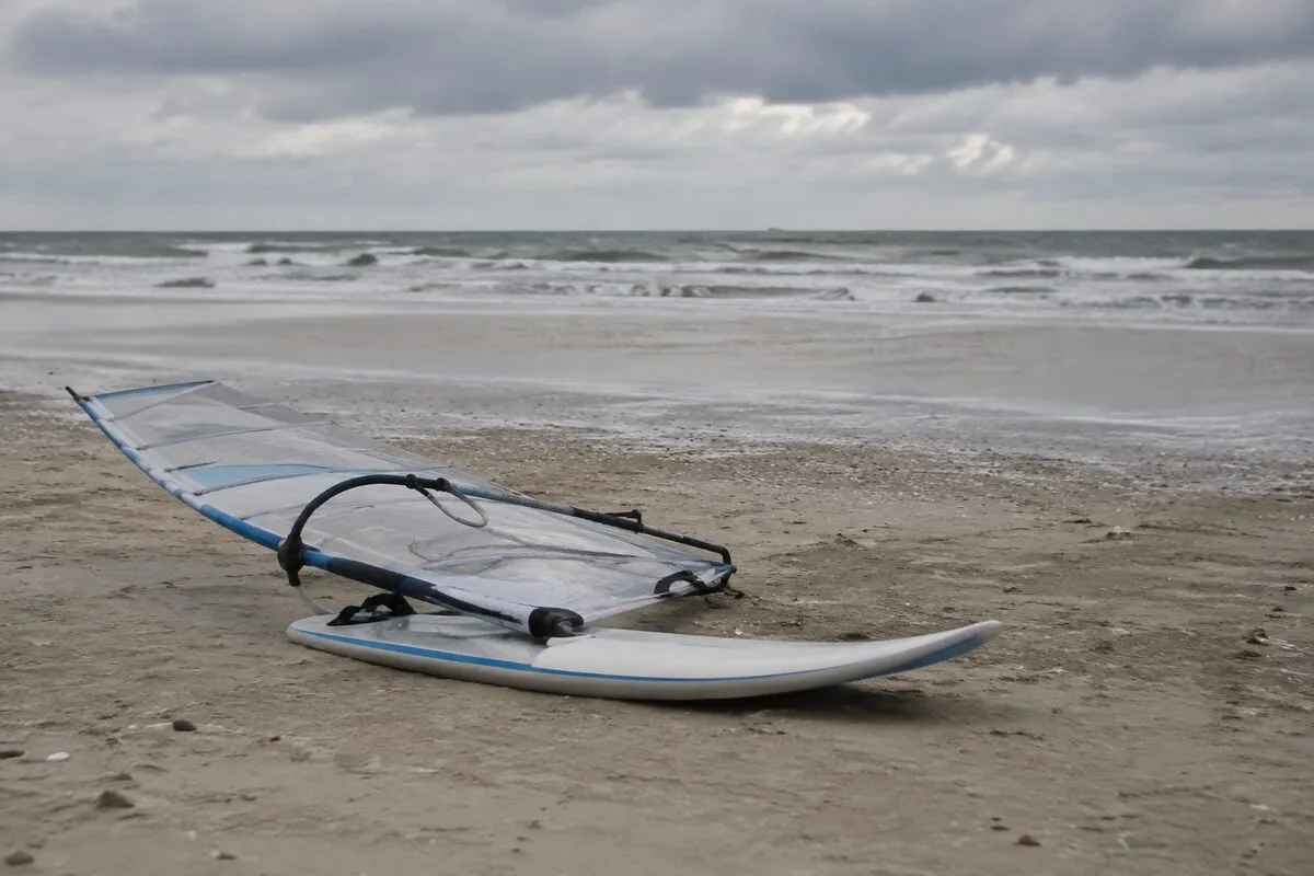Pusta deska windsurfingowa na plaży nad Morzem Północnym