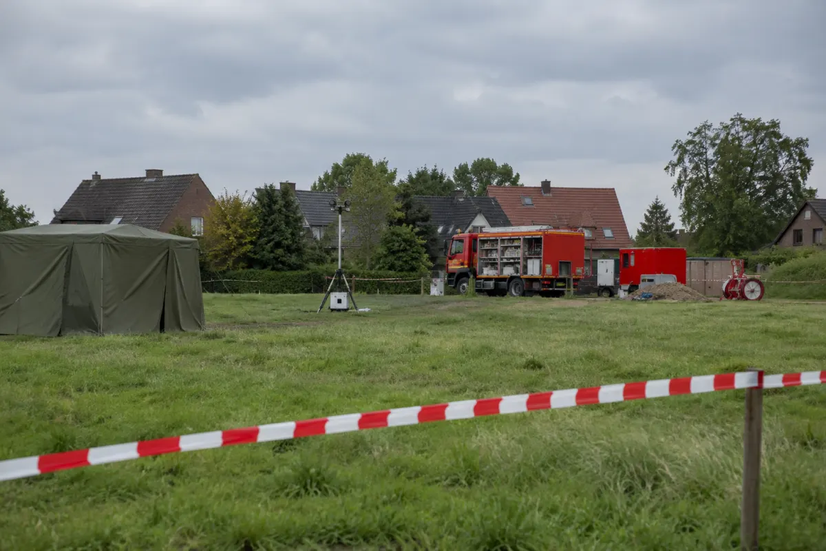 Zabezpieczony, pusty teren trawiasty na obrzeżach miasta