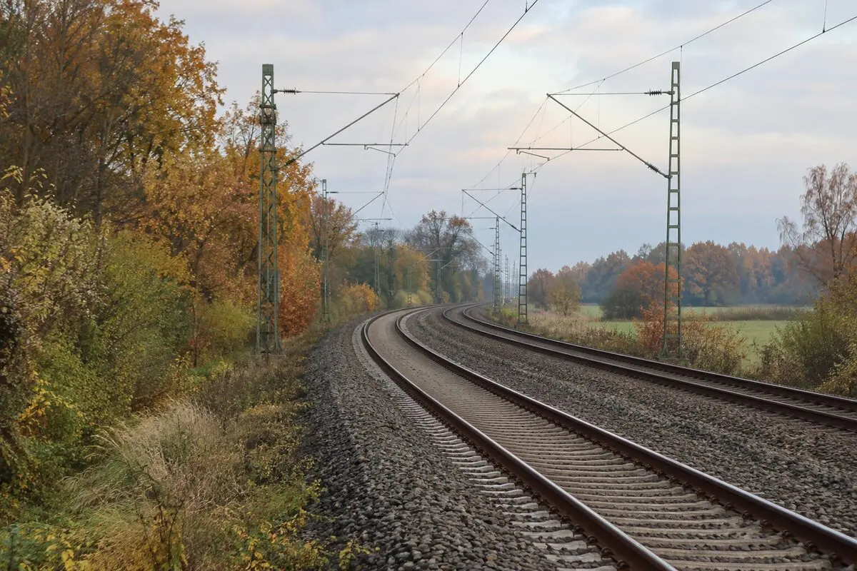 Tory kolejowe prowadzące w stronę Bremy w jesiennym świetle