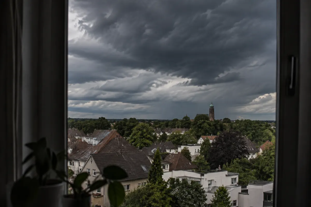 Ciemne chmury nad zabudową Darmstadt widziane z bezpiecznego wnętrza