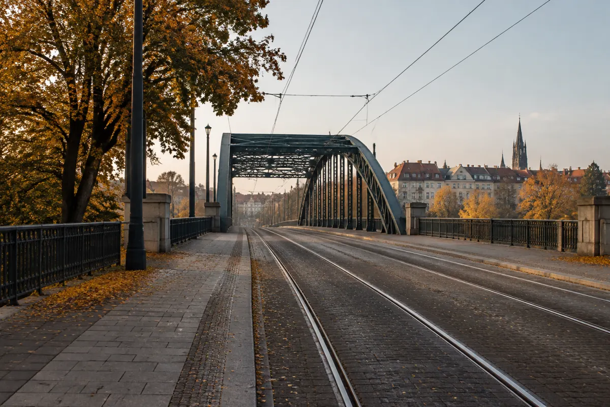 Pusty tor tramwajowy prowadzący w stronę miejskiego mostu