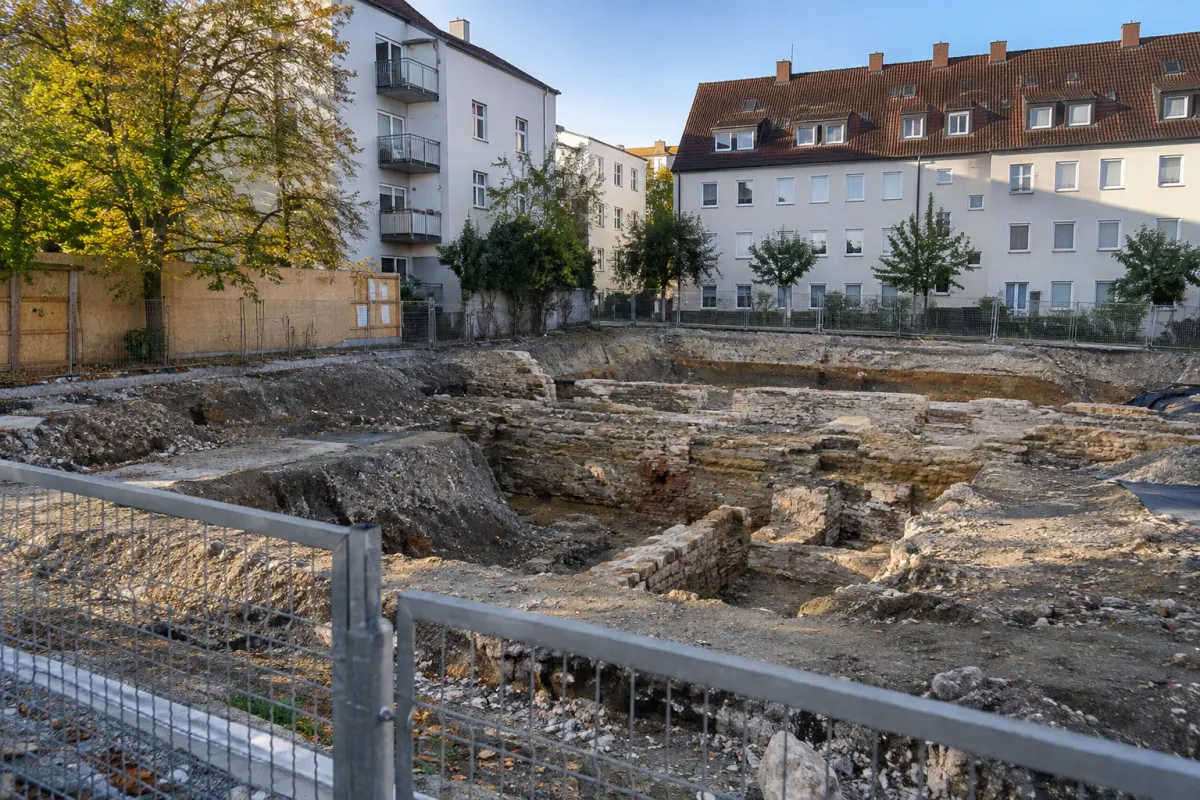 Zabezpieczony teren robót ziemnych w niemieckim mieście
