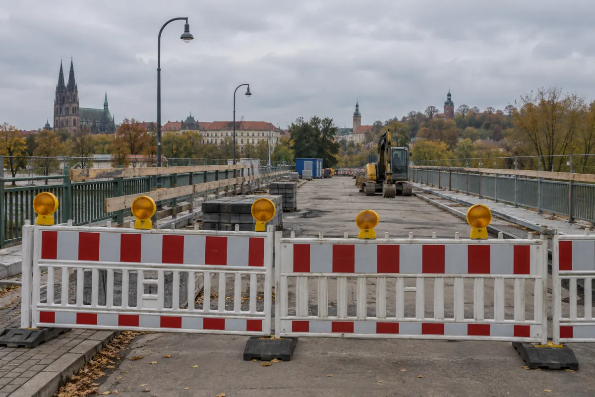 Roboty drogowe przy miejskim wiadukcie i wygrodzona jezdnia