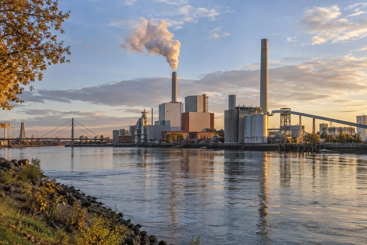 Przemysłowa zabudowa elektrowni nad rzeką w Mannheim w jesiennym świetle