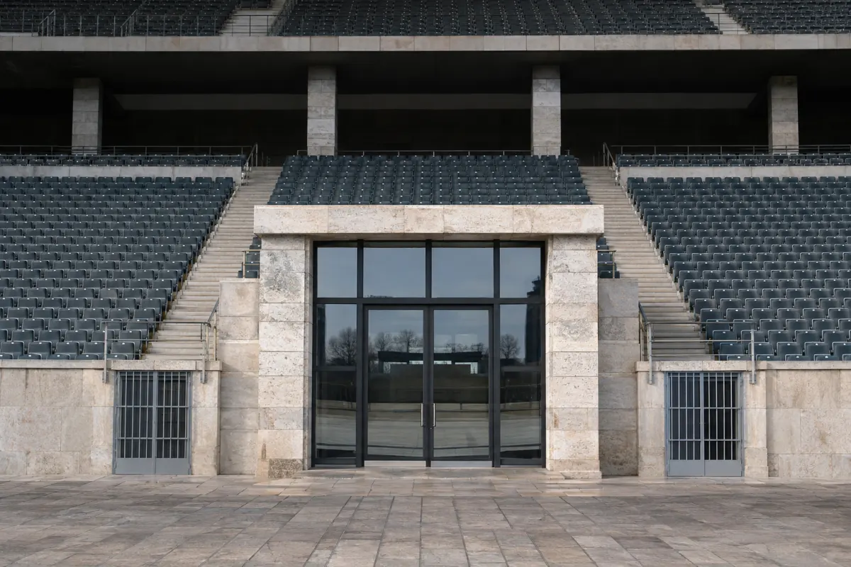 Puste trybuny stadionu i wejście do zaplecza administracyjnego