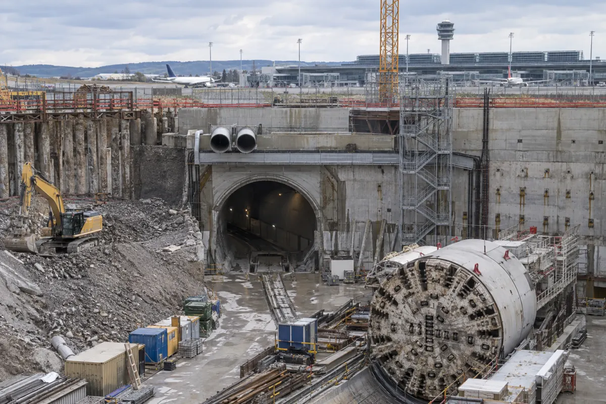 Plac budowy tunelu kolejowego przy dużym niemieckim lotnisku
